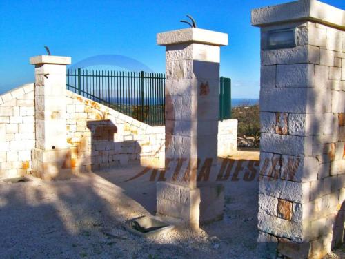 Ingressi e colonne in pietra Bari